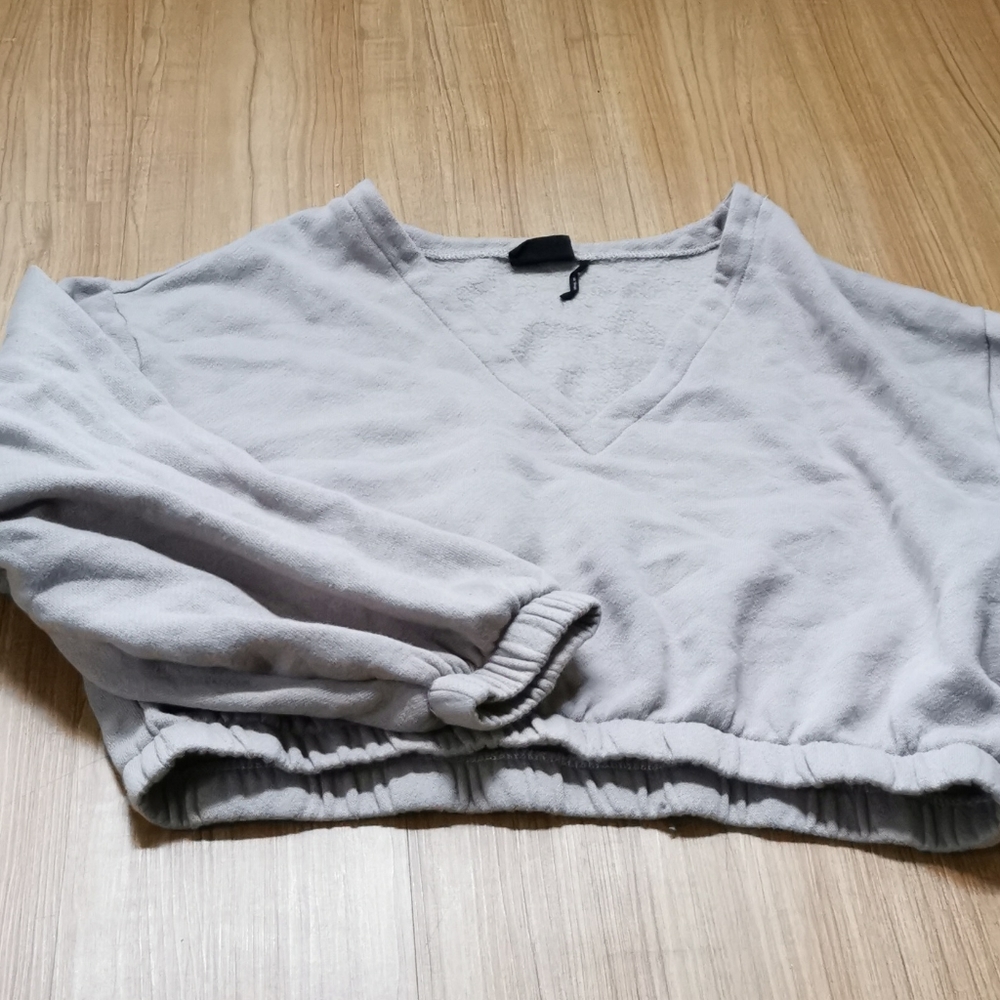 Beige v-neck cropped sweatshirt